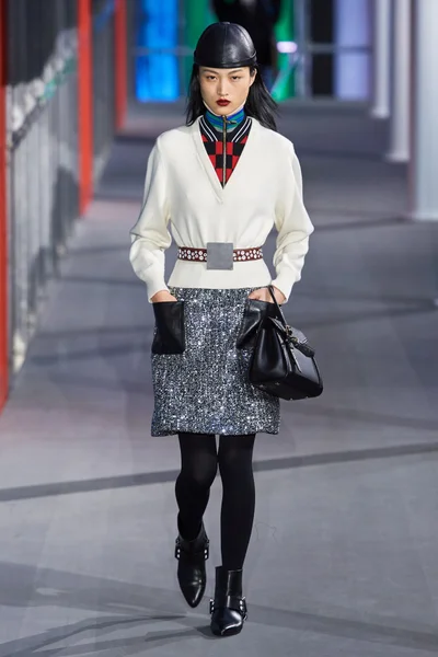 Look 10
